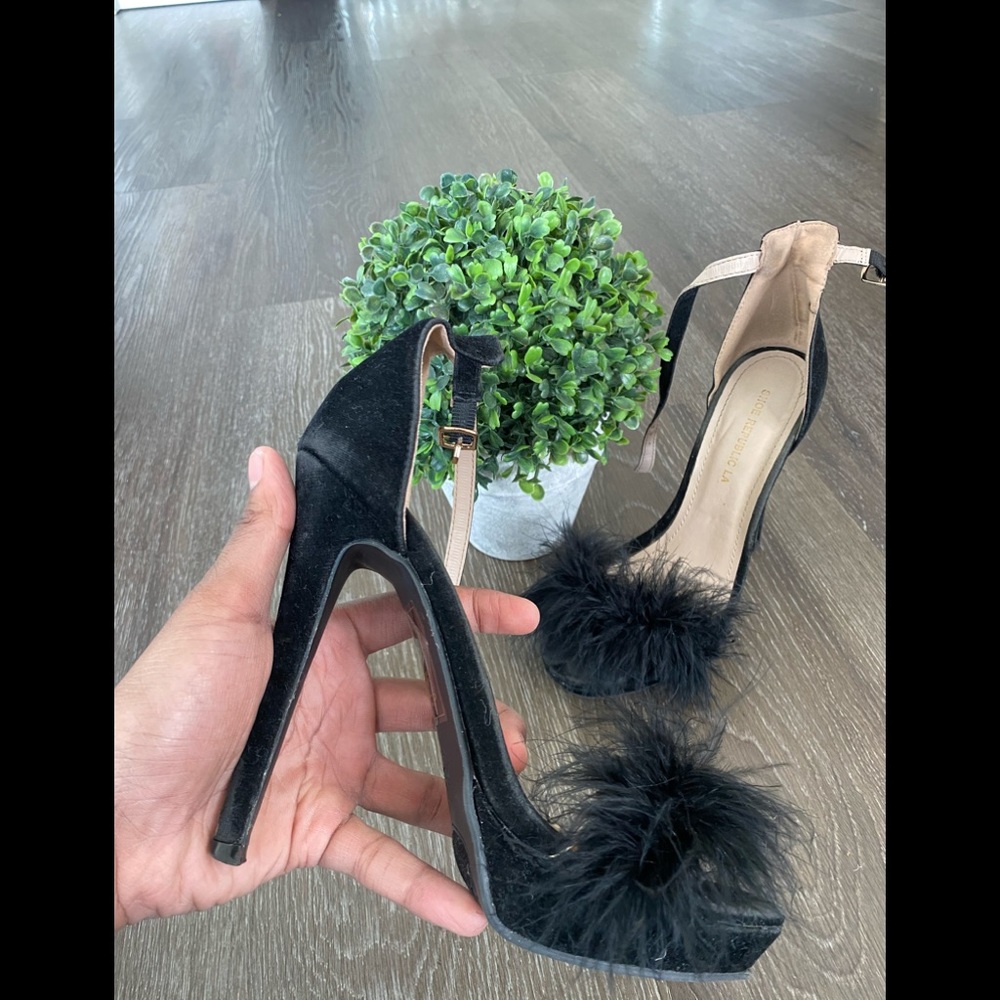 SHOE REPUBLIC feather detail sandal!